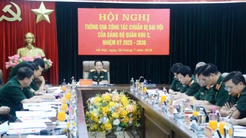 Thượng tướng Trịnh Văn Quyết chủ trì hội nghị thông qua công tác chuẩn bị Đại hội của Đảng bộ Quân khu 2 nhiệm kỳ 2025-2030. Ảnh: qdnd.vn
