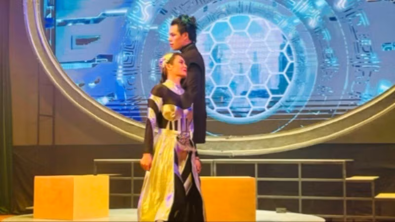 Công nghệ là “trợ thủ” đắc lực của nghệ thuật biểu diễn. (Trong ảnh: Một cảnh trong vở cải lương "Cánh cửa khép hờ")