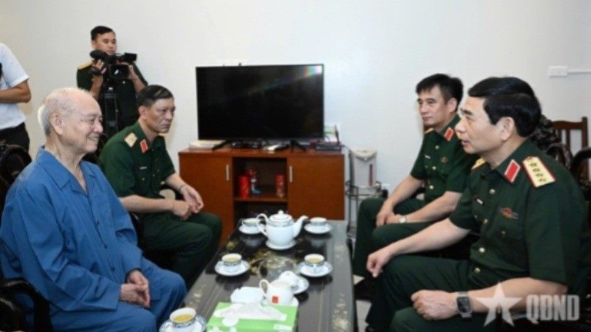 Đại tướng Phan Văn Giang thăm hỏi sức khỏe Đại tướng Phạm Văn Trà. Ảnh: qdnd.vn