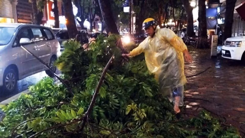 Ngay trong chiều tối 19/7, công nhân đã khẩn trương thu dọn, vệ sinh tại phố Phan Đình Phùng.