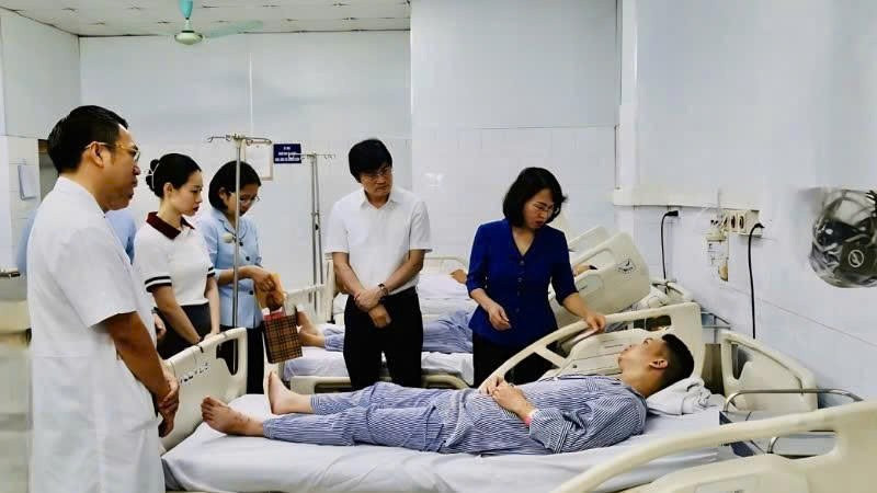 Lãnh đạo tỉnh Quảng Ninh thăm hỏi, động viên các nạn nhân đang điều trị tại Bệnh viện đa khoa tỉnh Quảng Ninh.