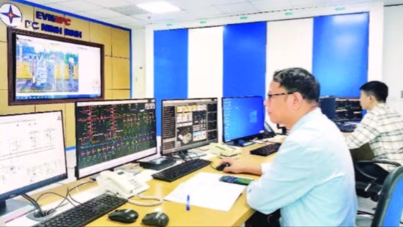 Trung tâm điều khiển các trạm biến áp và quản lý sự cố điện lực Ninh Bình. (Ảnh: THU THẢO)