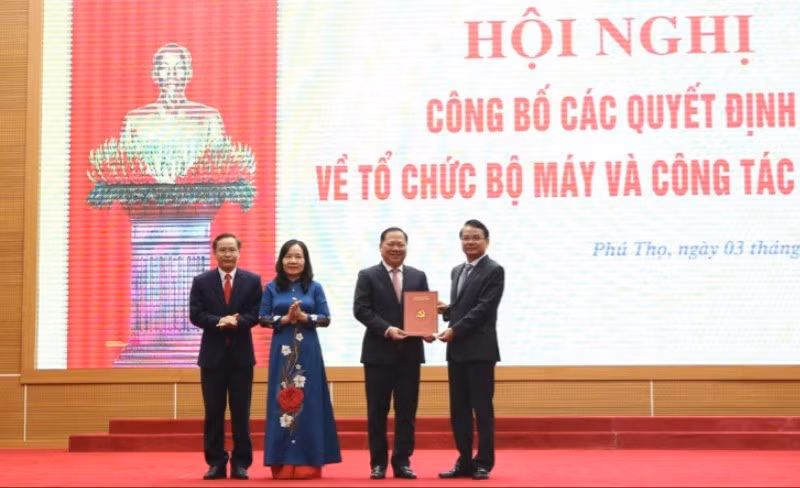 Đồng chí Đặng Xuân Phong, Bí thư Tỉnh ủy Phú Thọ trao quyết định thành lập Đảng bộ các cơ quan Đảng tỉnh Phú Thọ.