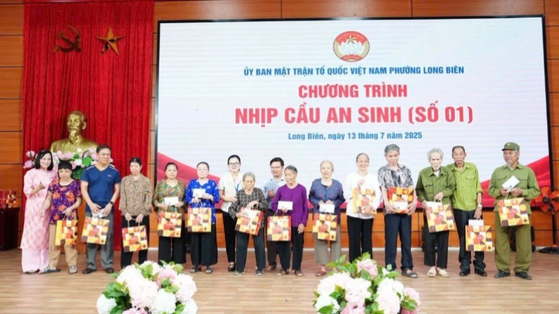 Ủy ban Mặt trận Tổ quốc Việt Nam phường Long Biên tổ chức chương trình “Nhịp cầu an sinh" nhân dịp kỷ niệm 78 năm ngày Thương binh - Liệt sĩ.