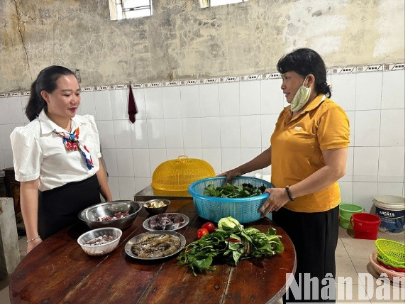 Bếp ăn nội trú tại Trường trung học phổ thông Phạm Phú Thứ chuẩn bị bữa trưa cho các em với đầy đủ thực phẩm tươi ngon. (Ảnh: ANH ĐÀO) cd4268a6f89b4fc5168a-1059.jpg