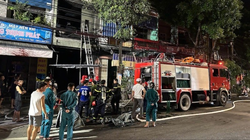 Lực lượng chức năng tiếp cận, khống chế vụ cháy trong đêm. (Ảnh: ANH ĐÀO)