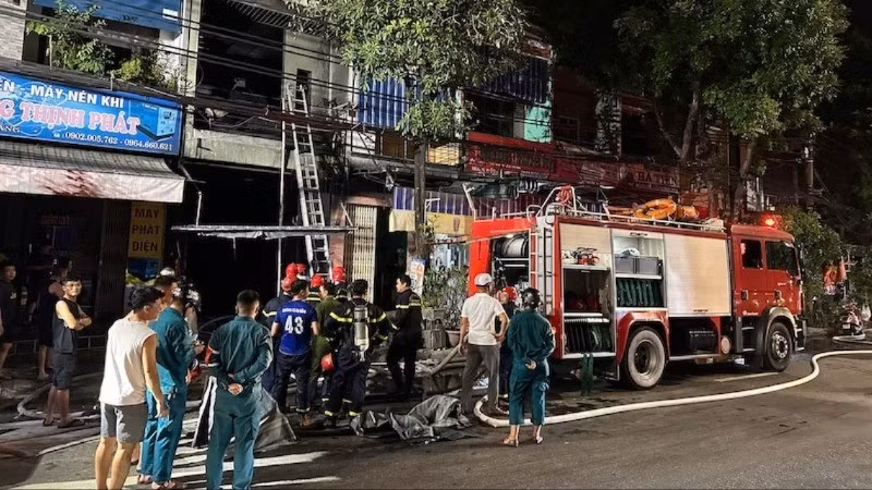 Lực lượng chức năng tiếp cận, khống chế vụ cháy trong đêm. (Ảnh: ANH ĐÀO)