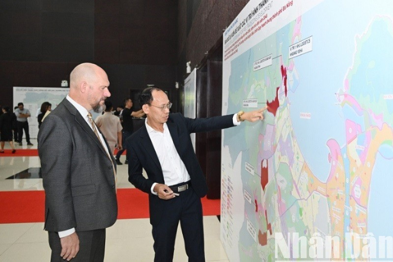 Ông Richard McClellan -Phó Tổng Giám đốc Tập đoàn Terne Việt Nam, đại diện cho Tập đoàn Terne Holdings và The One Destination trao đổi với ông Mai Công Hồ, Tổng Giám đốc Công ty Cổ phần Đầu tư Sài Gòn Đà Nẵng về các vị trí xây dựng Khu Thương mại tự do thành phố Đà Nẵng. (Ảnh: ANH ĐÀO) trao-quyet-dinh-thanh-lap-ftz-da-nang3-8632.jpg