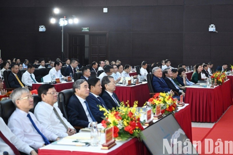 Các đại biểu tham dự Lễ công bố Quyết thành lập định Khu Thương mại tự do thành phố Đà Nẵng cho lãnh đạo thành phố Đà Nẵng. (Ảnh: ANH ĐÀO) trao-quyet-dinh-thanh-lap-ftz-da-nang14-3508.jpg