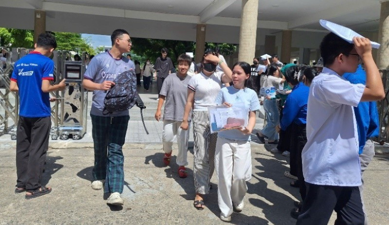 Thí sinh hoàn thành môn thi cuối cùng của Chương trình 2018, tại điểm thi Trường trung học phổ thông Phan Châu Trinh. (Ảnh: ANH ĐÀO)