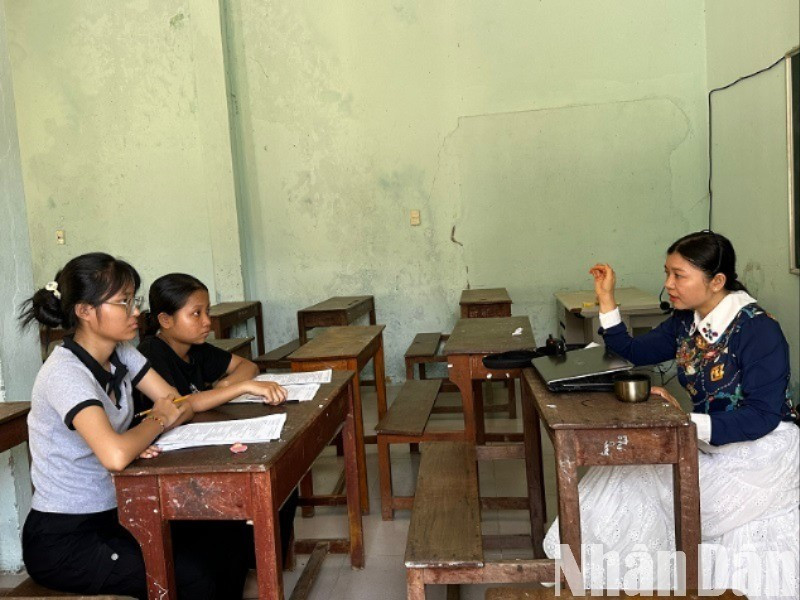 Cô giáo Nguyễn Thị Thê, giáo viên môn Lịch sử đang ôn lại kiến thức cho các em học sinh sáng ngày 24/6. (Ảnh: ANH ĐÀO) 6d29ba4a8073372d6e62-2188.jpg