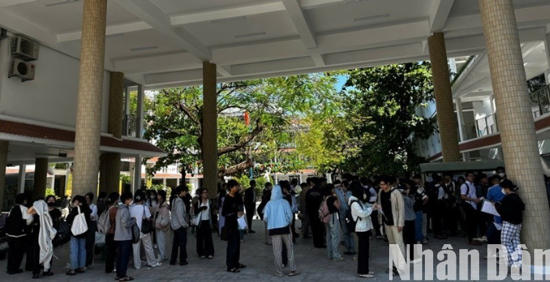 Các thí sinh đến Điểm thi tại Trường trung học cơ sở Kim Đồng (quận Hải Châu, thành phố Đà Nẵng) làm thủ tục dự thi chiều ngày 25/6. (Ảnh: ANH ĐÀO)