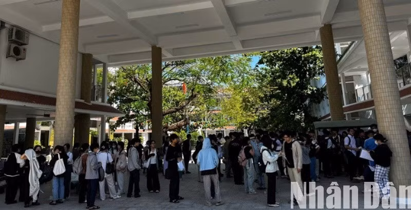 Các thí sinh đến Điểm thi tại Trường trung học cơ sở Kim Đồng (quận Hải Châu, thành phố Đà Nẵng) làm thủ tục dự thi chiều ngày 25/6. (Ảnh: ANH ĐÀO)