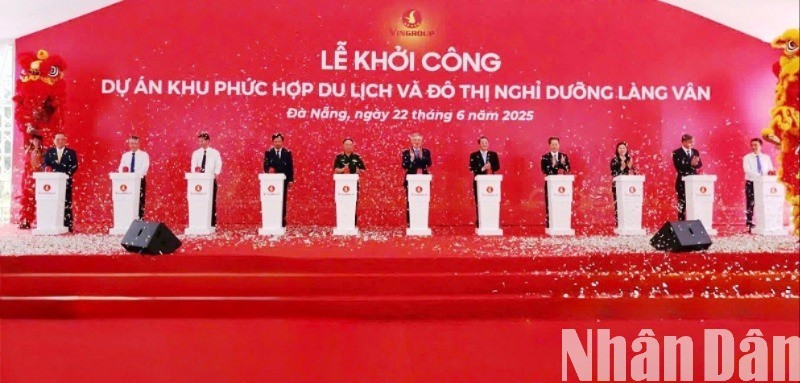 Phó Thủ tướng Thường trực Chính phủ Nguyễn Hoà Bình cùng các đại biểu bấm nút khởi công Khu phức hợp du lịch và đô thị nghỉ dưỡng Làng Vân. (ẢNH: ANH ĐÀO)