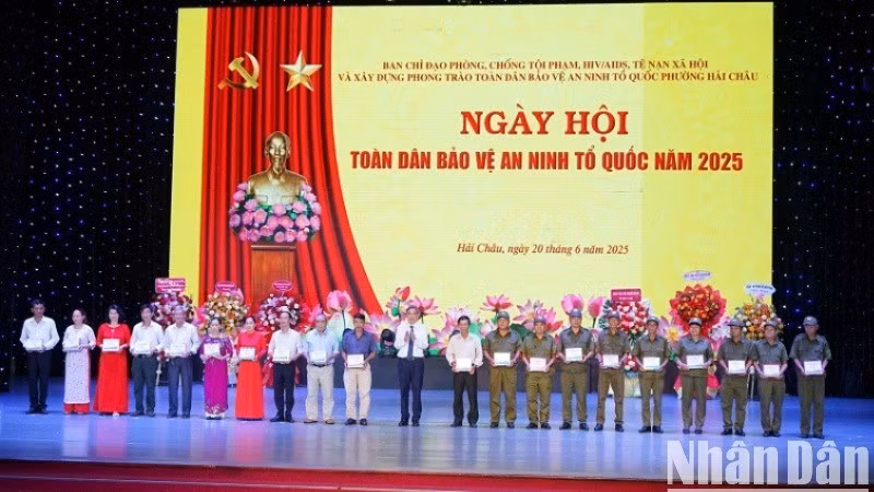 Ban Chỉ đạo thành phố Đà Nẵng trao 40 suất quà cho lực lượng an ninh cơ sở có hoàn cảnh khó khăn nhằm khích lệ, động viên xây dựng phong trào từ cơ sở. (Ảnh: ANH ĐÀO)