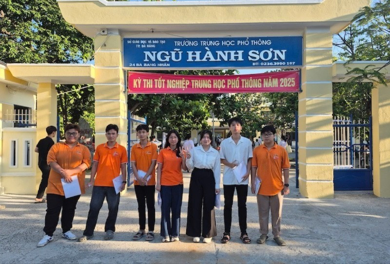 Học sinh Trường Hope tại Điểm thi Trường trung học phổ thông Ngũ Hành Sơn, sáng 26/6. (Ảnh: Q.Q) cac-con-1-4456.jpg
