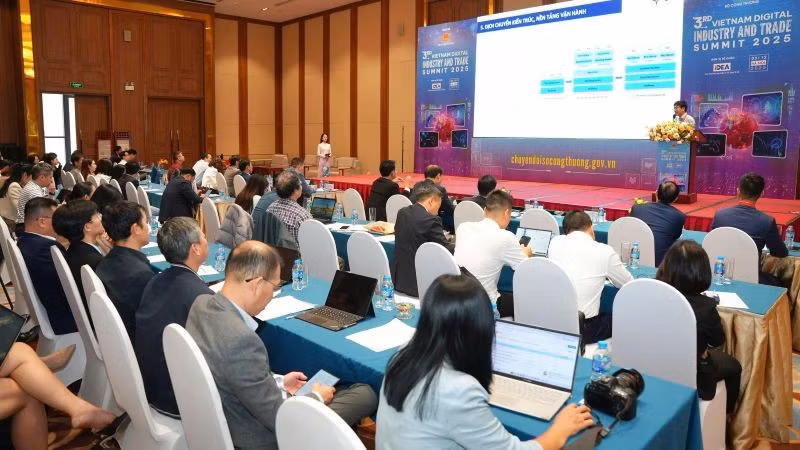 Hội thảo chuyên đề “Chuyển đổi kép trong sản xuất công nghiệp và năng lượng”.