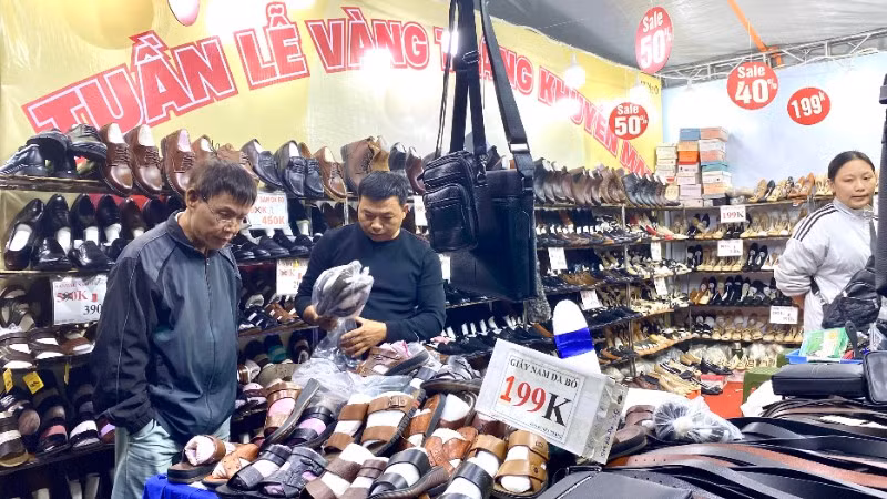Người tiêu dùng mua sắm tại sự kiện “Ngày hội khuyến mại tháng 11”.