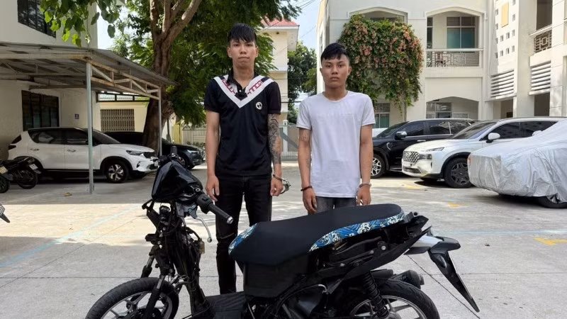 Hai đối tượng tại cơ quan điều tra. (Ảnh: Công an cung cấp)