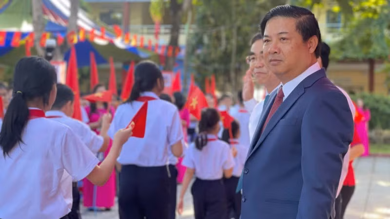 Chủ tịch Ủy ban nhân dân thành phố Đà Nẵng Lương Nguyễn Minh Triết dự lễ khai giảng năm học mới cùng thầy trò Trường trung học cơ sở Phạm Văn Đồng, xã Bà Nà, thành phố Đà Nẵng.