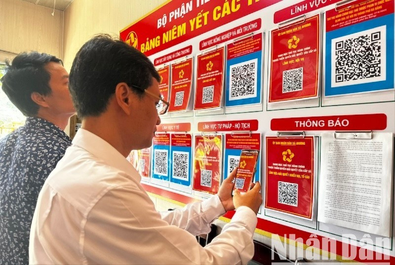 Ông Bríu Quân, Chủ tịch Ủy ban nhân dân xã A Vương, thành phố Đà Nẵng cập nhật thông tin lên Hệ thống Cổng Dịch vụ công Quốc gia. (Ảnh: ANH ĐÀO) 537b2005be3937676e28-6144-5952.jpg