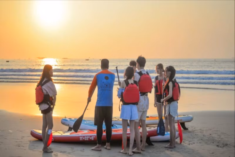 Du khách tham gia hoạt động chèo SUP trên biển Mân Thái, Đà Nẵng. (Ảnh: HT)