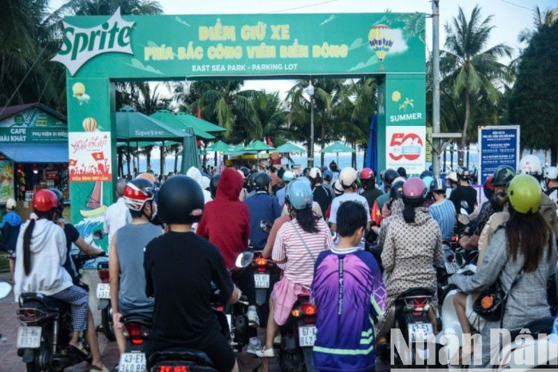 Người dân, du khách nên gửi xe máy và hạn chế mang theo những tài sản lớn khi đi tắm biển, hoặc gửi tài sản tại các khu vực có người trông giữ nhằm bảo đảm an toàn. (Ảnh: ANH ĐÀO) a22faa07380bb155e81a-7410-9666.jpg