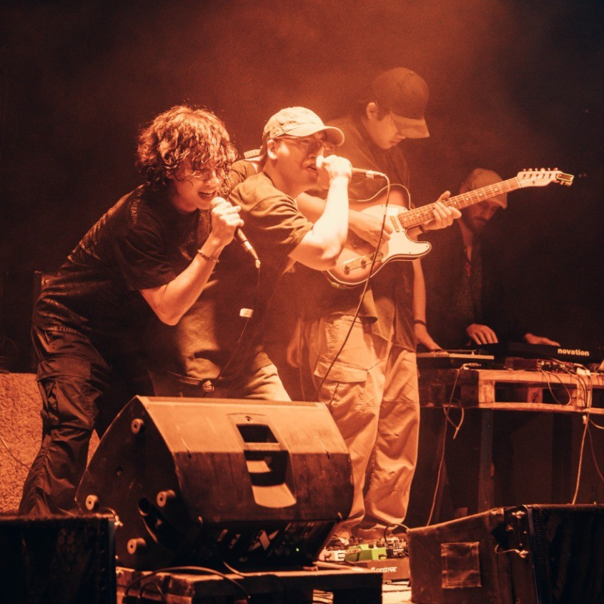 Âm nhạc của MẮM là sự pha trộn táo bạo giữa hip-hop, funk, soul, jazz và rock, kết hợp với vũ đạo sôi động và tinh thần lạc quan, trẻ trung. 1-8268.jpg