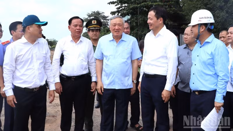 Đồng chí Nguyễn Hòa Bình, Ủy viên Bộ Chính trị, Phó Thủ tướng Thường trực Chính phủ, Trưởng Ban Chỉ đạo 751, cùng Đoàn công tác kiểm tra để tháo gỡ các dự án vướng mắc, tồn đọng kéo dài tại tỉnh Đồng Nai. 