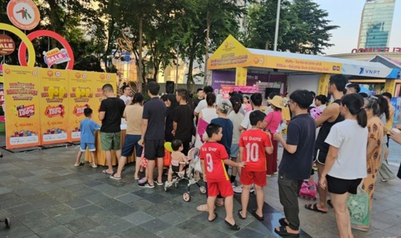 Ngoài mua sắm, người tiêu dùng còn trải nghiệm các hoạt động gameshow tại sự kiện "Ngày hội khuyến mại tháng 7". km2.jpg