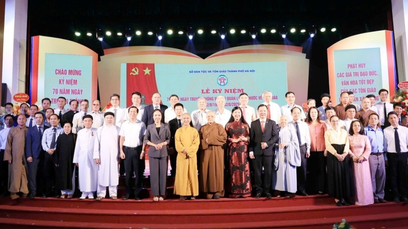 Đại diện các tổ chức tôn giáo, cơ sở tín ngưỡng chụp ảnh cùng lãnh đạo thành phố Hà Nội. ton-giao.jpg