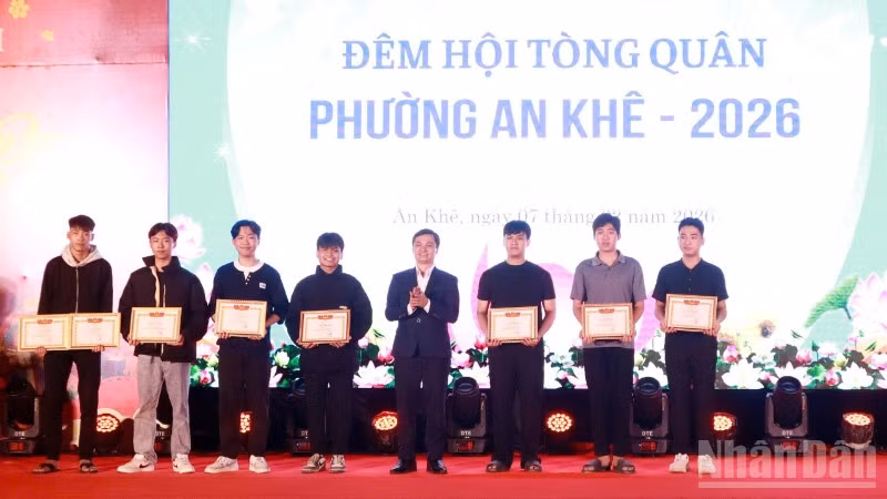 Ông Ngô Ngọc Hậu, Chủ tịch Ủy ban nhân dân phường An Khê trao giấy khen cho các tân binh tình nguyện lên đường nhập ngũ.