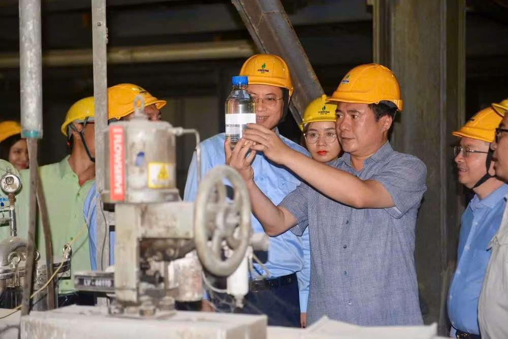 Thứ trưởng Nguyễn Sinh Nhật Tân làm trưởng đoàn làm việc với các nhà máy sản xuất ethanol (E100) tại miền trung. (Ảnh: Phương Lan)