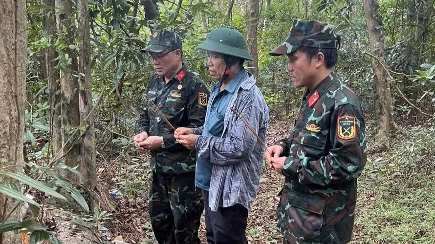 Lực lượng khảo sát xác định vị trí nghi có hài cốt liệt sĩ. (Ảnh: QUANG CƯỜNG)
