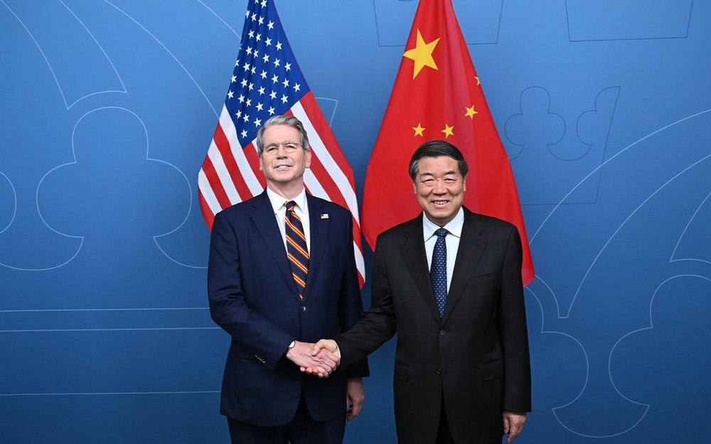 Phó Thủ tướng Trung Quốc Hà Lập Phong (phải) và Bộ trưởng Tài chính Mỹ Scott Bessent.