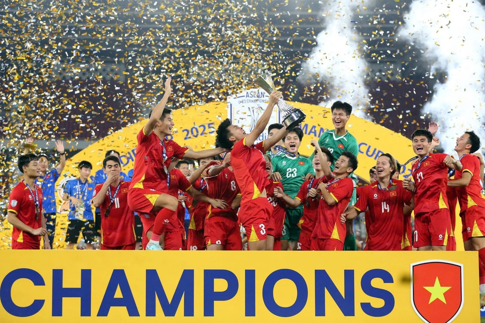Đội tuyển U23 Việt Nam lần thứ 3 liên tiếp lên ngôi tại Giải vô địch U23 Đông Nam Á. 