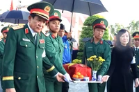 Lãnh đạo Bộ Quốc phòng và lãnh đạo tỉnh Đồng Nai đưa tiễn hài cốt liệt sĩ về lòng đất mẹ.