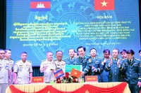Thủ trưởng Ban Chỉ huy Bộ đội Biên phòng tỉnh Đồng Nai ký kết biên bản ghi nhớ với Ty công an các tỉnh của nước bạn Campuchia.