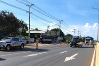 Các chiến sĩ Trạm Cảnh sát giao thông số 3-Quốc lộ 13 kiểm tra phương tiện lưu thông trên Quốc lộ 13.