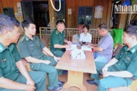 Đảng viên Đồn Biên phòng Đắk Ơ nắm tình hình thôn Bù Đưng, xã Đắk Ơ, tỉnh Đồng Nai.