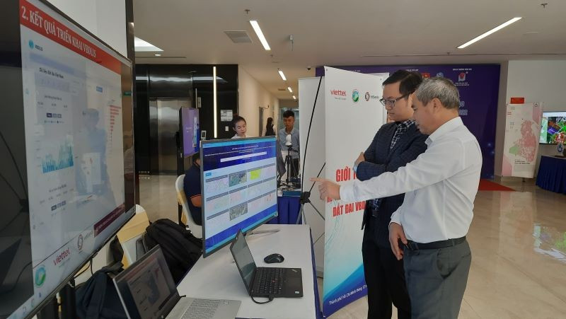 Đại biểu tìm hiểu các giải pháp chuyển đổi số được giới thiệu tại hội thảo chuyển đổi số ở Thành phố Hồ Chí Minh.