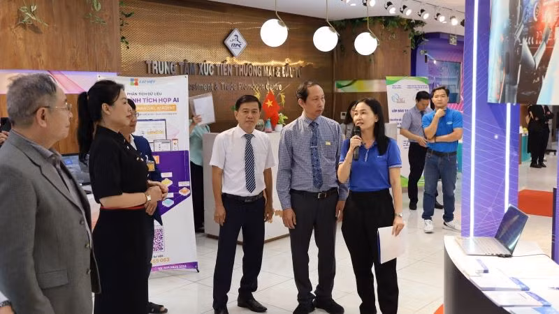 Các đại biểu tham quan các gian hàng trưng bày sản phẩm tại Tuần lễ kết nối giao thương.