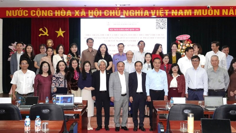 Các đại biểu tham dự Hội thảo chụp ảnh lưu niệm.