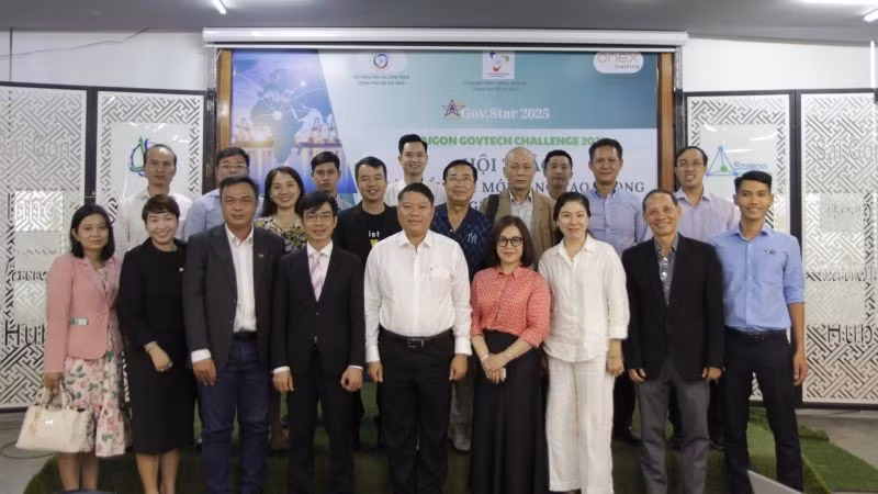 Các đại biểu, chuyên gia tham dự hội thảo chụp ảnh lưu niệm.