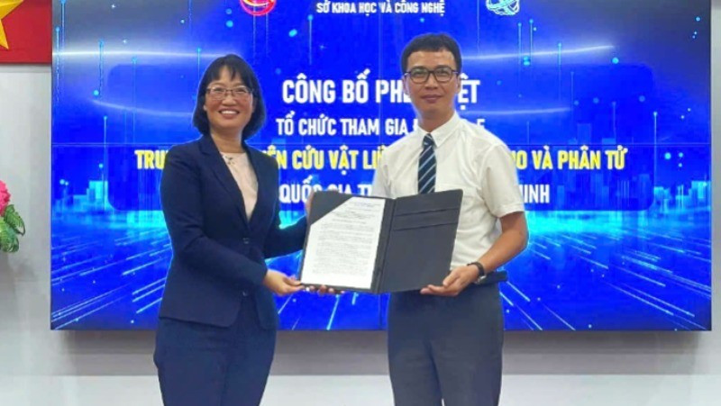 Bà Trần Thị Diệu Thúy, Phó Chủ tịch Ủy ban nhân dân Thành phố Hồ Chí Minh trao Giấy chứng nhận cho Trung tâm Nghiên cứu vật liệu cấu trúc nano và phân tử.