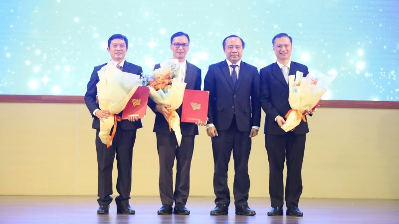 Phó GS, TS Vũ Hải Quân, Giám đốc Đại học Quốc gia Thành phố Hồ Chí Minh chúc mừng các nhân sự được bổ nhiệm.