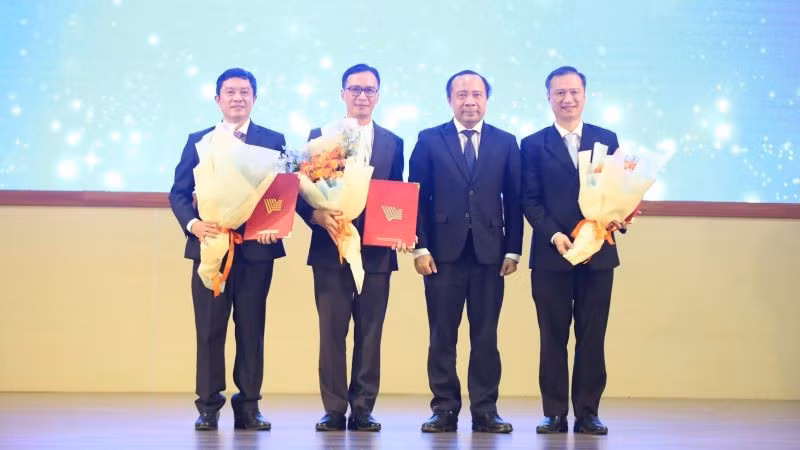 Phó GS, TS Vũ Hải Quân, Giám đốc Đại học Quốc gia Thành phố Hồ Chí Minh chúc mừng các nhân sự được bổ nhiệm.