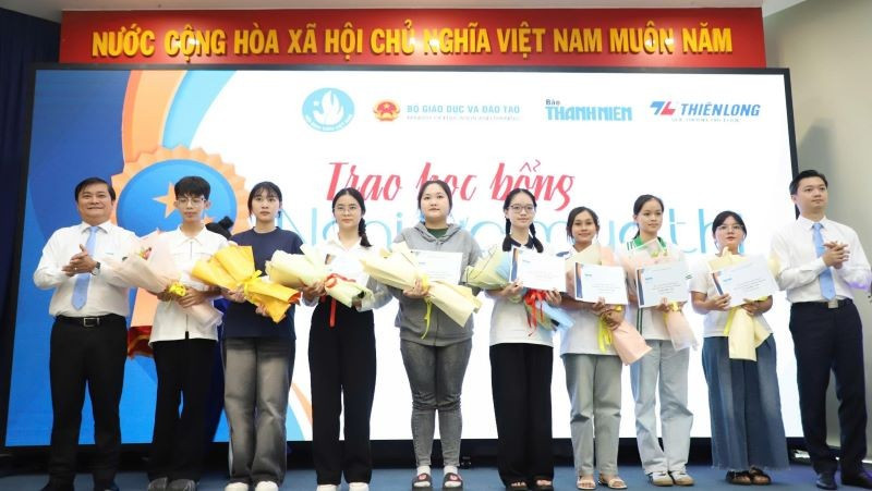 Trao học bổng “Nghị lực mùa thi” năm 2025 cho các tân sinh viên.
