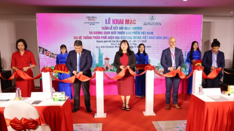 Nghi thức khai mạc “Tuần lễ kết nối giao thương và không gian giới thiệu sản phẩm Việt Nam tại hệ thống phân phối hiện đại Central Retail Việt Nam năm 2025”.