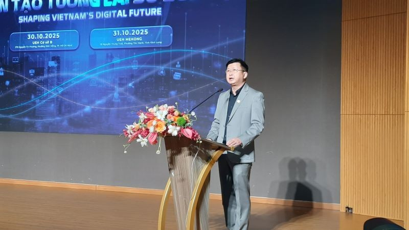 Tiến sĩ Đinh Công Khải, Phó Giám đốc Đại học Kinh tế Thành phố Hồ Chí Minh phát biểu tại hội thảo.